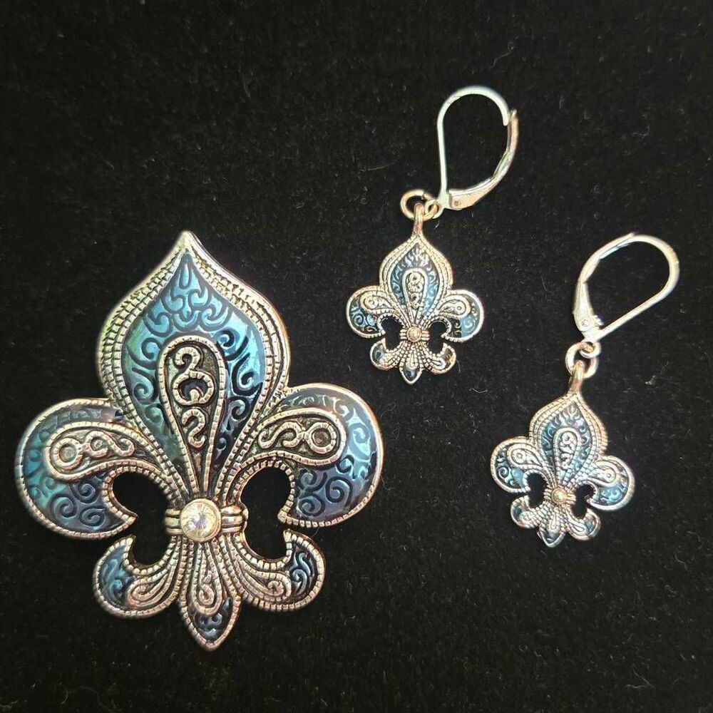 NEW Fleur De Lis Pendant / Pin with Earrings Blue and Silver